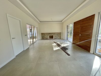 VENTA DE CASA DE 3 DORMITORIOS Y SERVICIO EN EL GOLF PUNTA DEL ESTE