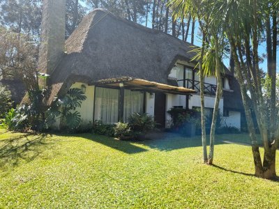 Alquiler de verano! Casa de 4 dormitorios, 3 baños. Barbacoa abierta, cancha de tennis. Gran jardín!