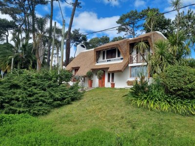 Casa de 4 dormitorios y 3 baños. Venta y alquiler de temporada. Pinares