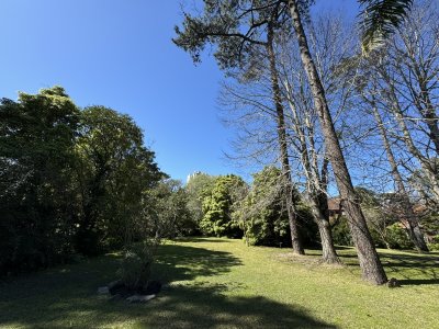 Casa en venta 4 dormitorios y dependencia Playa Mansa Punta del Este