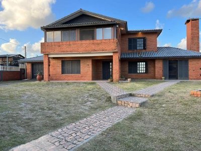 Amplia casa en venta, Barra del Chuy