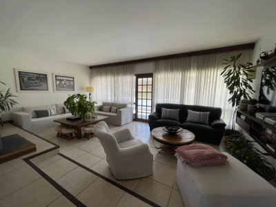 Casa en playa mansa 4 dormitorios con piscina climatizada Punta del Este 