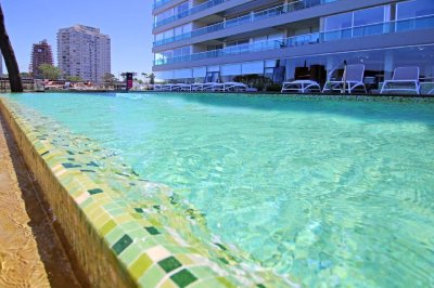 Apartamento en venta en Punta del Este, sobre la Avenida Roosvelt en Edificio Gala Vista