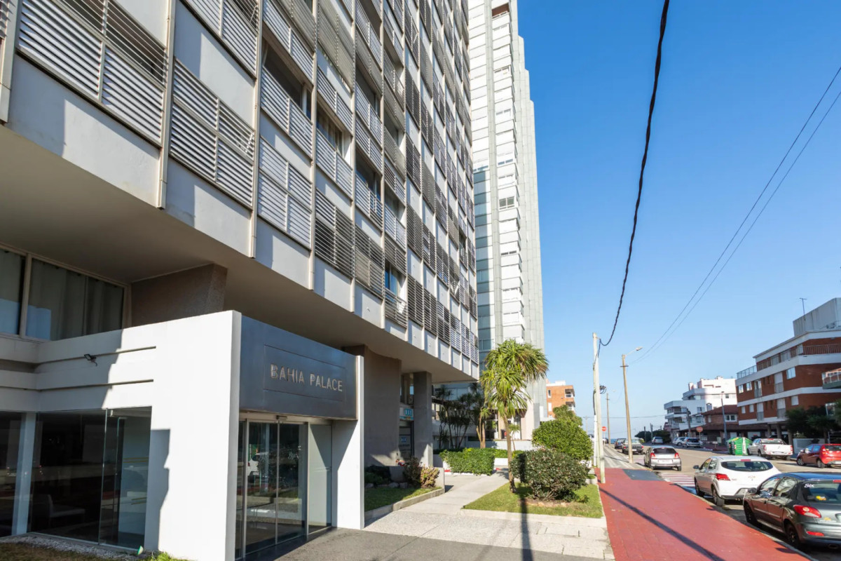 Alquiler anual - Apartamento de 2 Dormitorios Reciclado en Bahia Palace