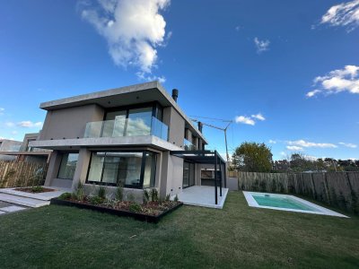 Se Alquila Casa A Estrenar 3 Dormitorios Con Jardín, Barrio Parques II