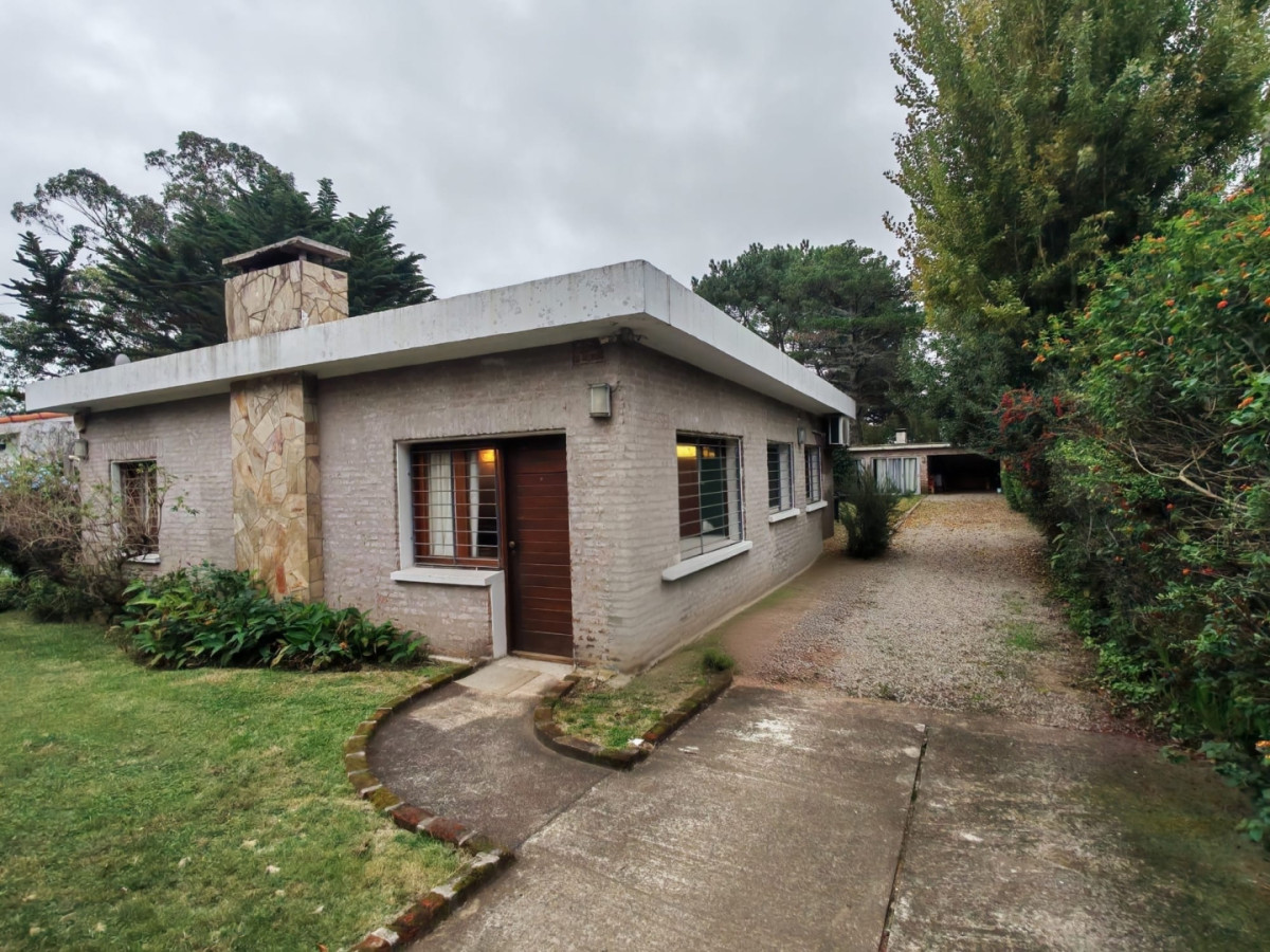 OPORTUNIDAD !!! Casa en Nuevo Cantegril 3 dorm+4 baños . Barbacoa Cerrada