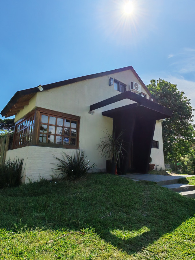 ALQUILO CASA DE 3 DORM. Y 3 BAÑOS  EN PARADA 38 A UNA CUADRA Y MEDIA DEL MAR