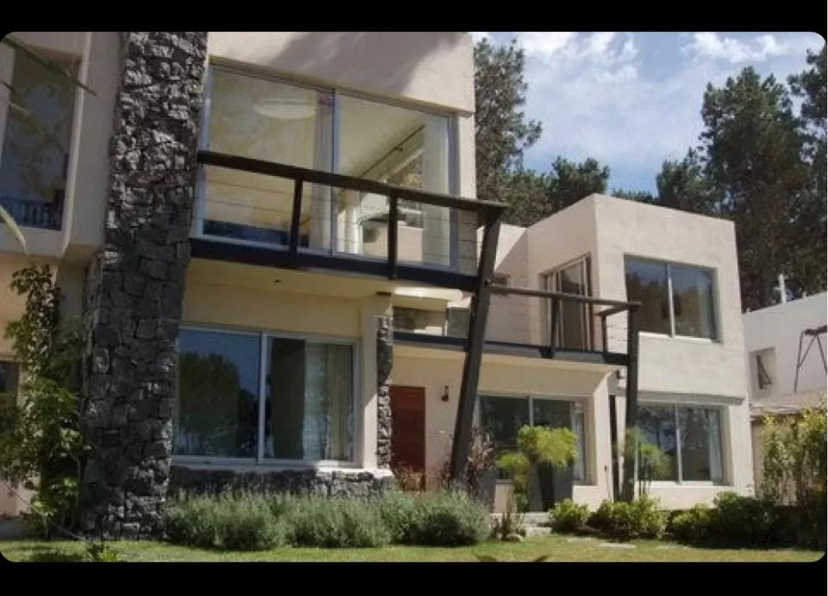 OPORTUNIDAD VENDO CASA EN MONTOYA 5 DORM + SERVICIO. EXCELENTE OPCION EN LUGAR DE PLENO CRECIMIENTO