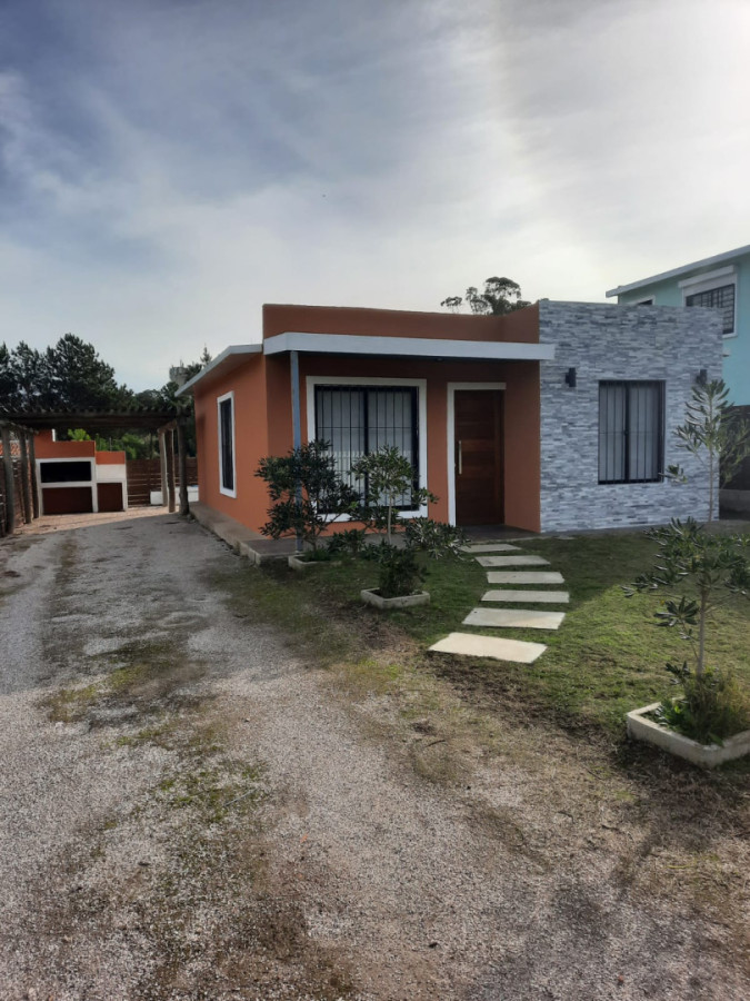 Oportunidad en Las Flores a solo 200 mts de la playa . Casa A estrenar con piscina de 2 dormitorios y un baño 