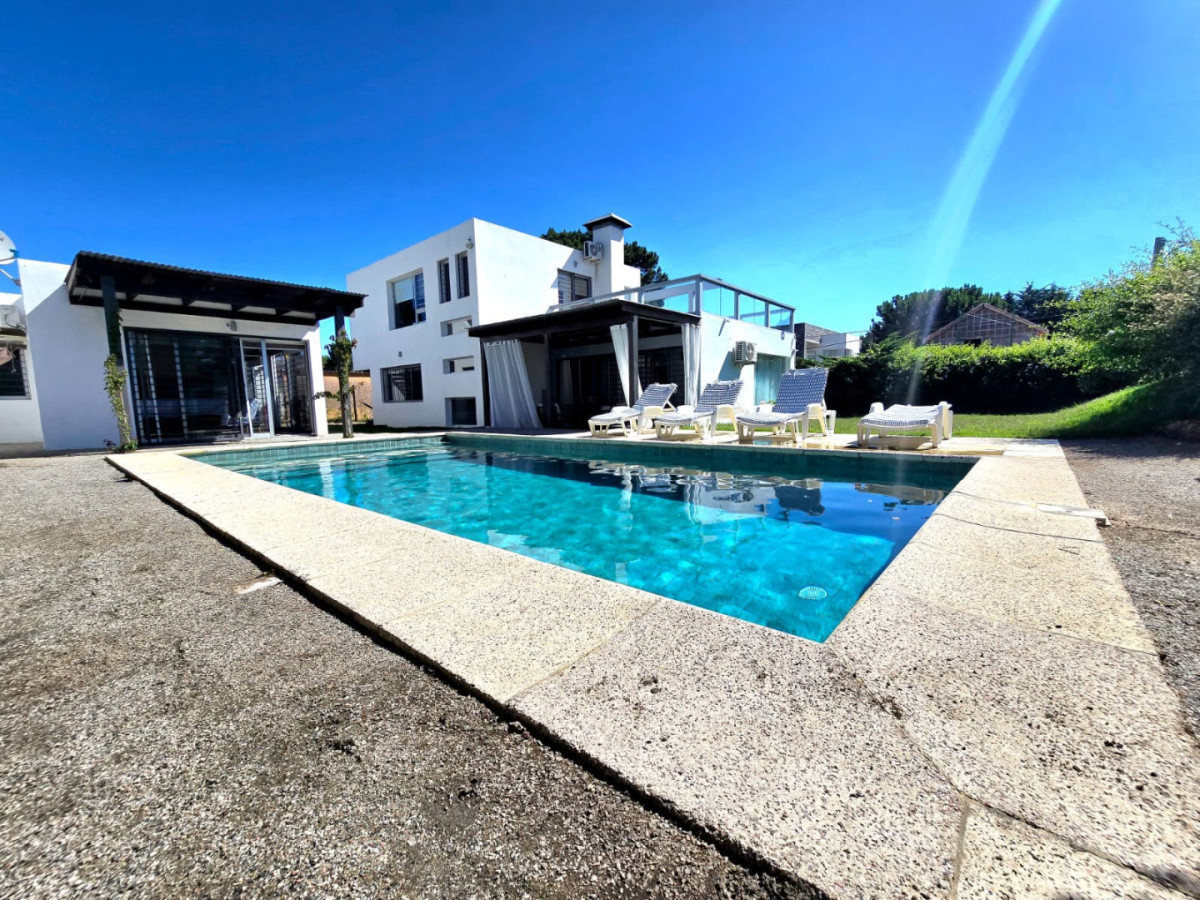 Alquilo Casa en Rincon del Indio  . Cuatro dormitorios y 4 baños 
