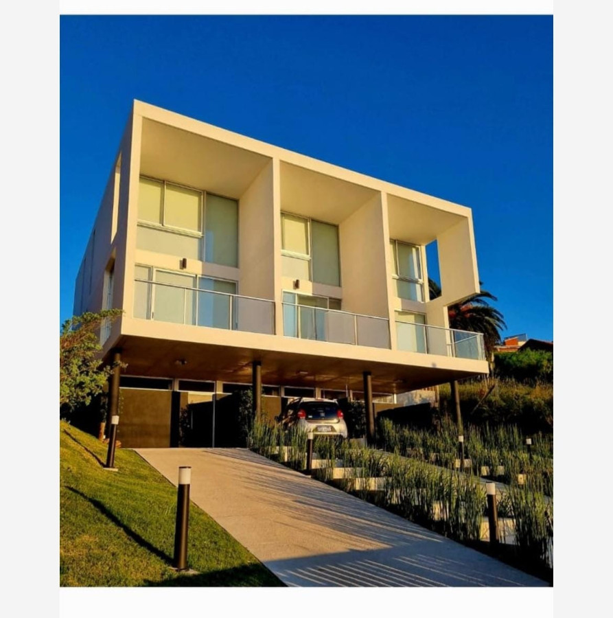 EXCEPCIONAL CASA EN CERRO SAN ANTONIO 3 DORM Y 3 BAÑOS CON VISTAS AL MAR INIGUALABLES 