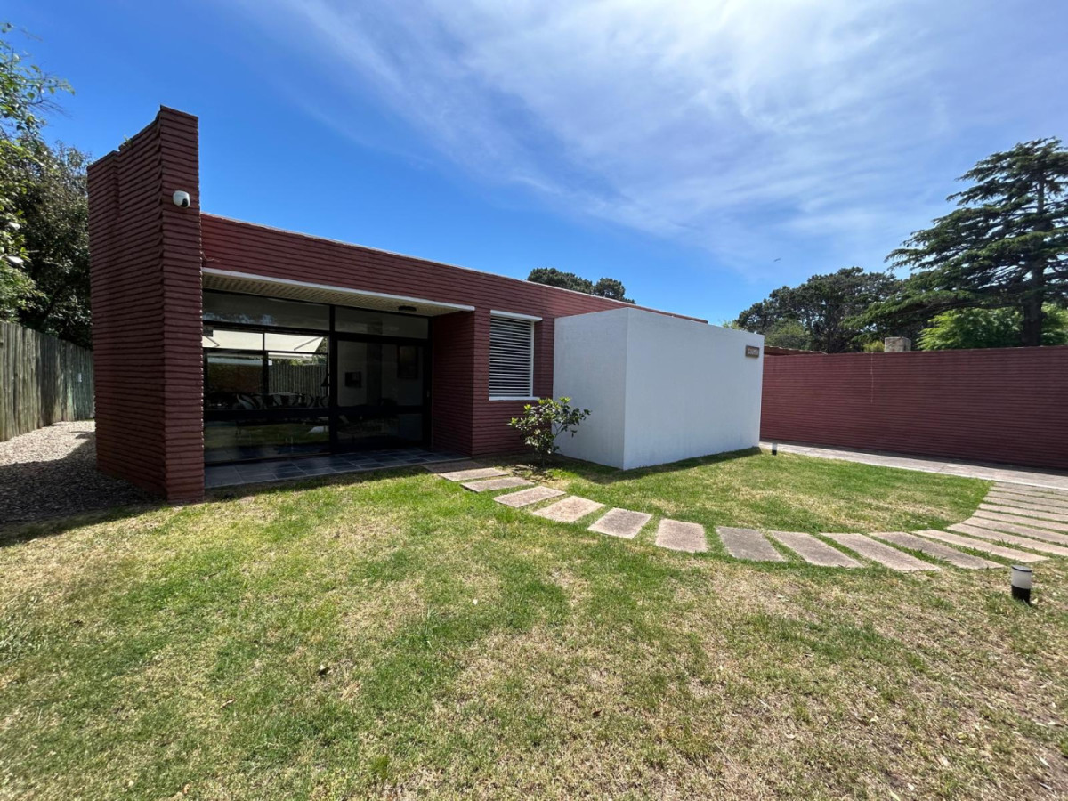 Alquilo desde el 26 de Diciembre al 15 de Enero espectacular casa de 3 dormitorios con 3 baños y piscina