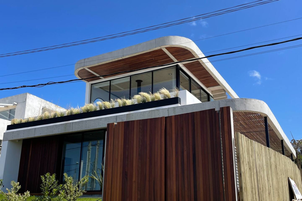 ALQUILO POR TEMPORADA HERMOSA Y MODERNA CASA EN MONTOYA 