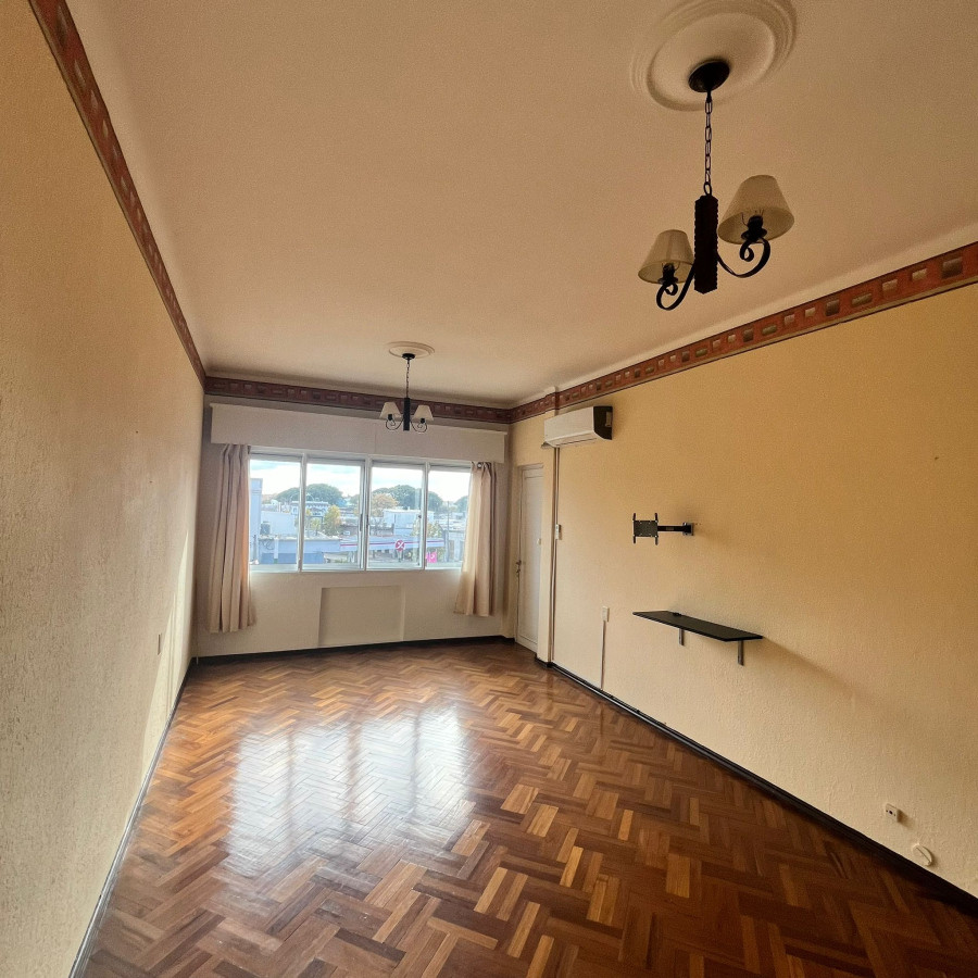 Venta Apartamento 2 dormitorios y servicio con Garaje Reducto Montevideo V