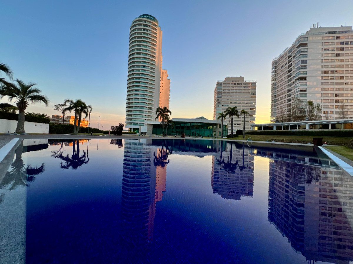 Apartamento de 3 Dormitorios en Torre Aquarela con Vista al Mar - Playa Mansa