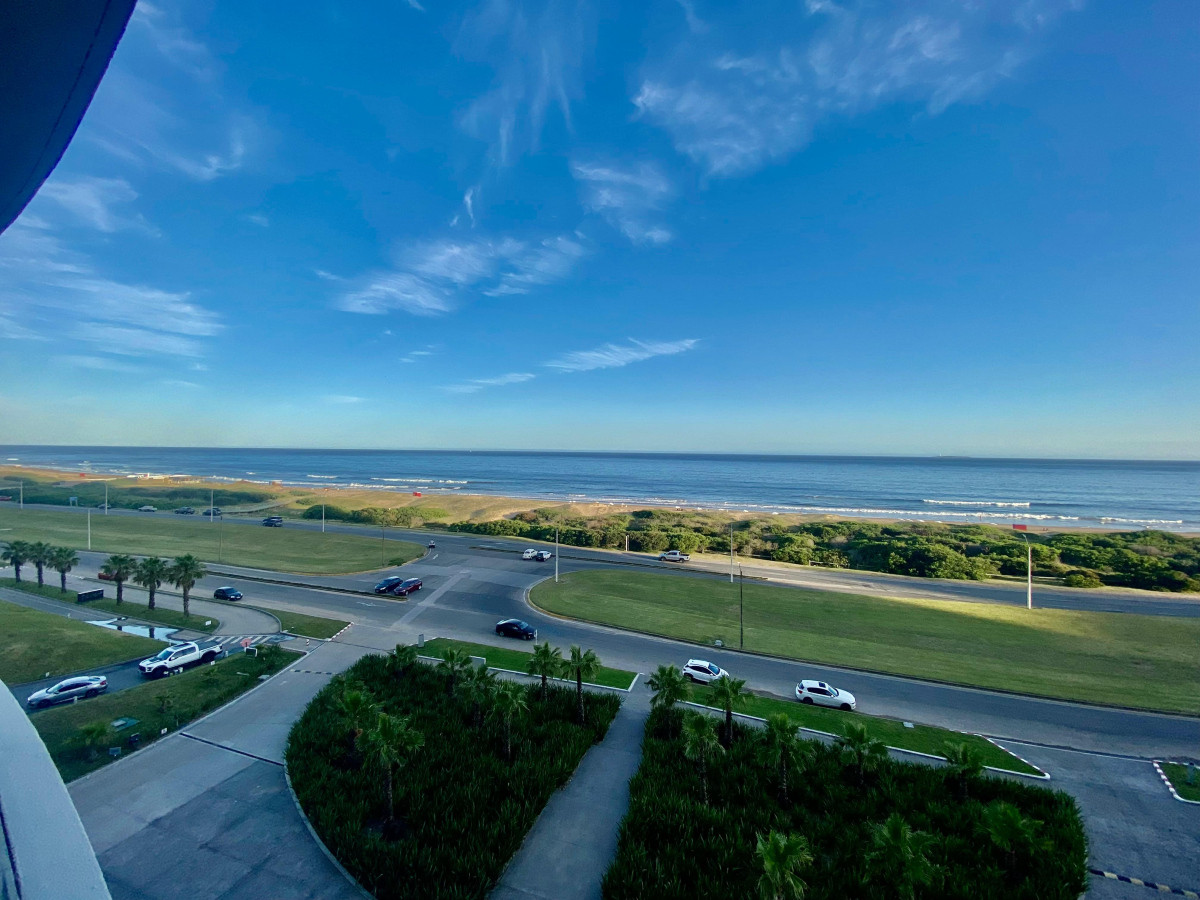 Apartamento de Lujo en Venta en Trump Tower Playa Brava - Punta del Este  3 Dormitorios, 4 Baños, Vista al Mar y Amenities