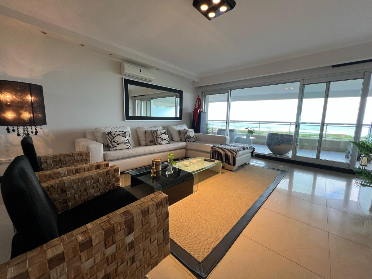 Apartamento 3 dormitorios y servicio frente al mar. Torre Lobos, Playa Brava, Punta del Este