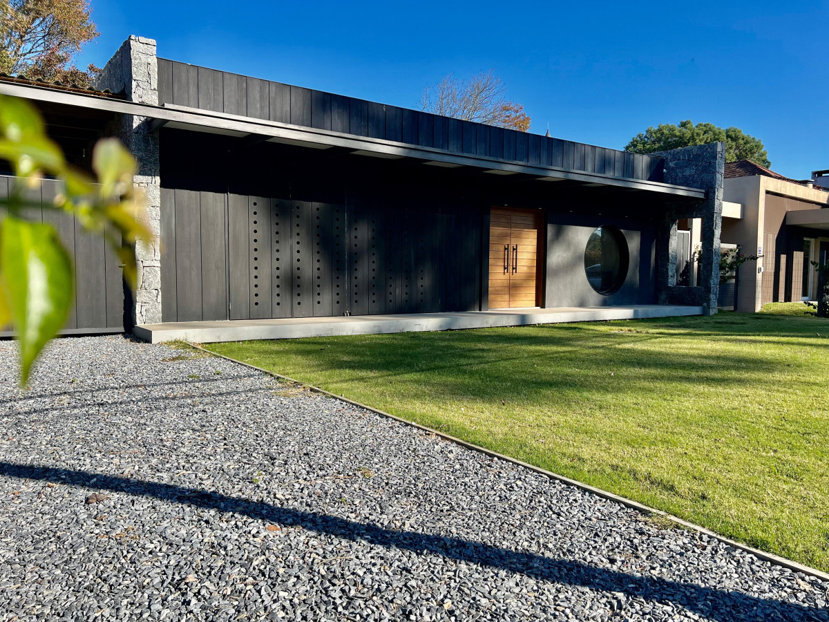 Casa Minimalista a Estrenar en San Rafael  3 Dormitorios, Parrillero, a metros del mar