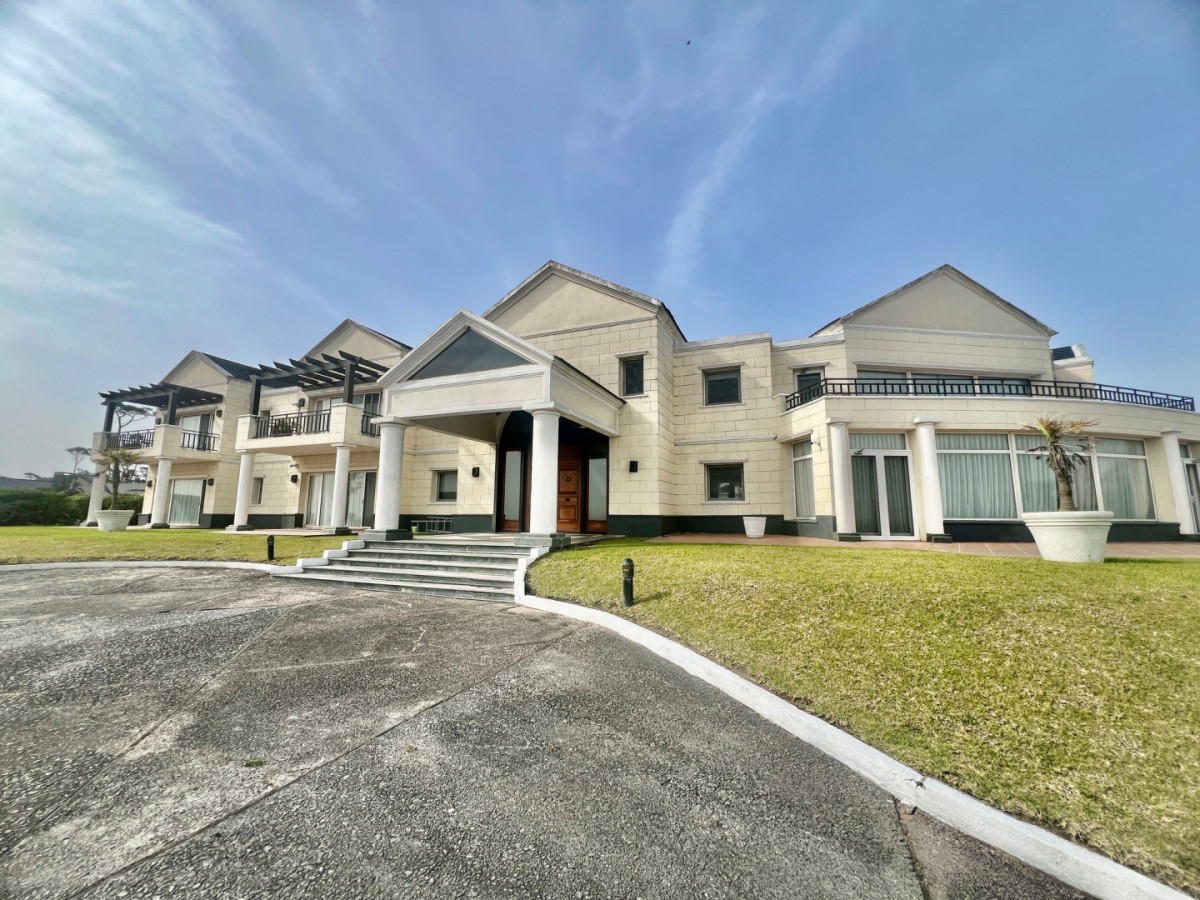 Casa 6 dormitorios  Frente al mar Playa Mansa Punta del Este 