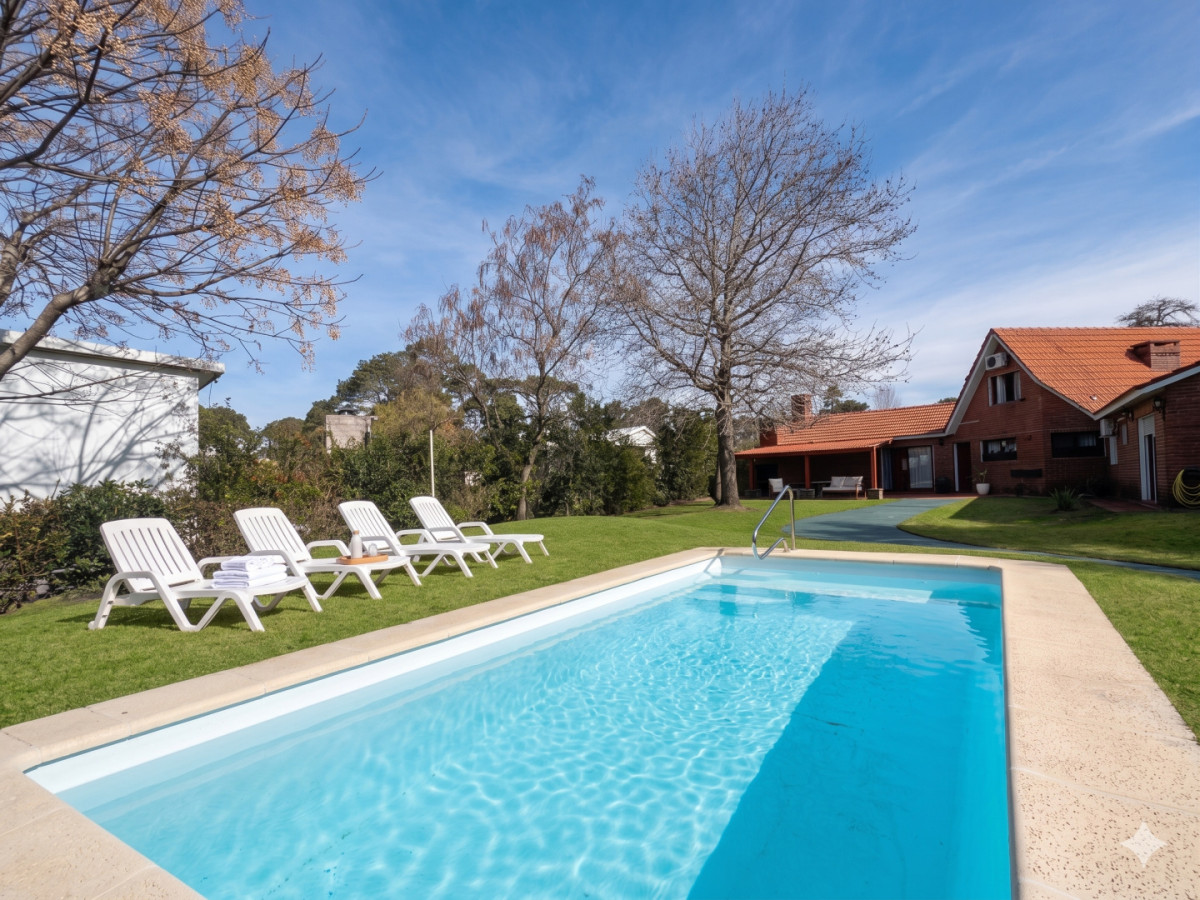 Casa 3 dormitorios en Venta con piscina y jardín en Barrio Marly, Punta del Este