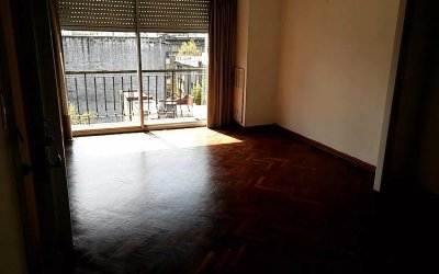 Alquiler Apartamento 2 Dormitorios Balcón al Frente Centro Montevideo St