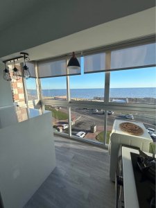 Venta de hermoso apartamento frente a la rambla en BARRIO SUR 