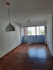 Alquilo luminoso apartamento de 2 dormitorios, 2 baños y cochera en Tres Cruces