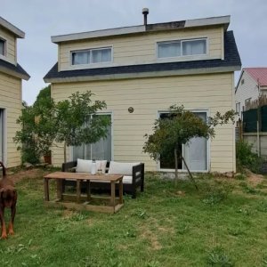 Venta de complejo con 2 casas de 2 pisos totalmente equipadas y 1 casa adicional para casero o huéspedes