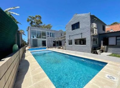 VENTA DE PROPIEDAD 2 CASAS EN 1 CON PISCINA Y VISTA AL MAR ,EN ATLANTIDA SUR - RAMBLA , UBICADA A 50m DE LA PLAYA  