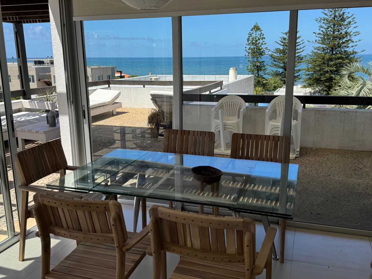 Departamento moderno con vista al mar
