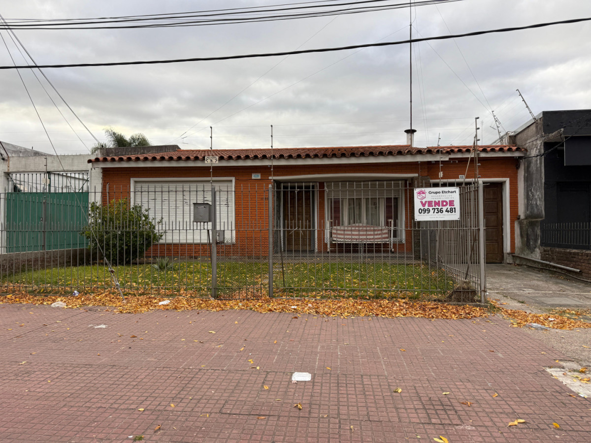 EN VENTA casa 2 dormitorios, garage para 12 vehiculos!!!