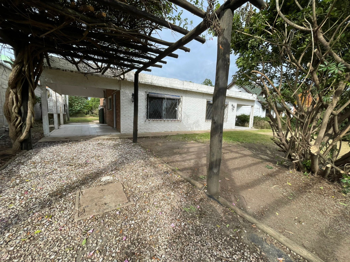 Casa en venta Piriápolis tres dormitorios dos baños.