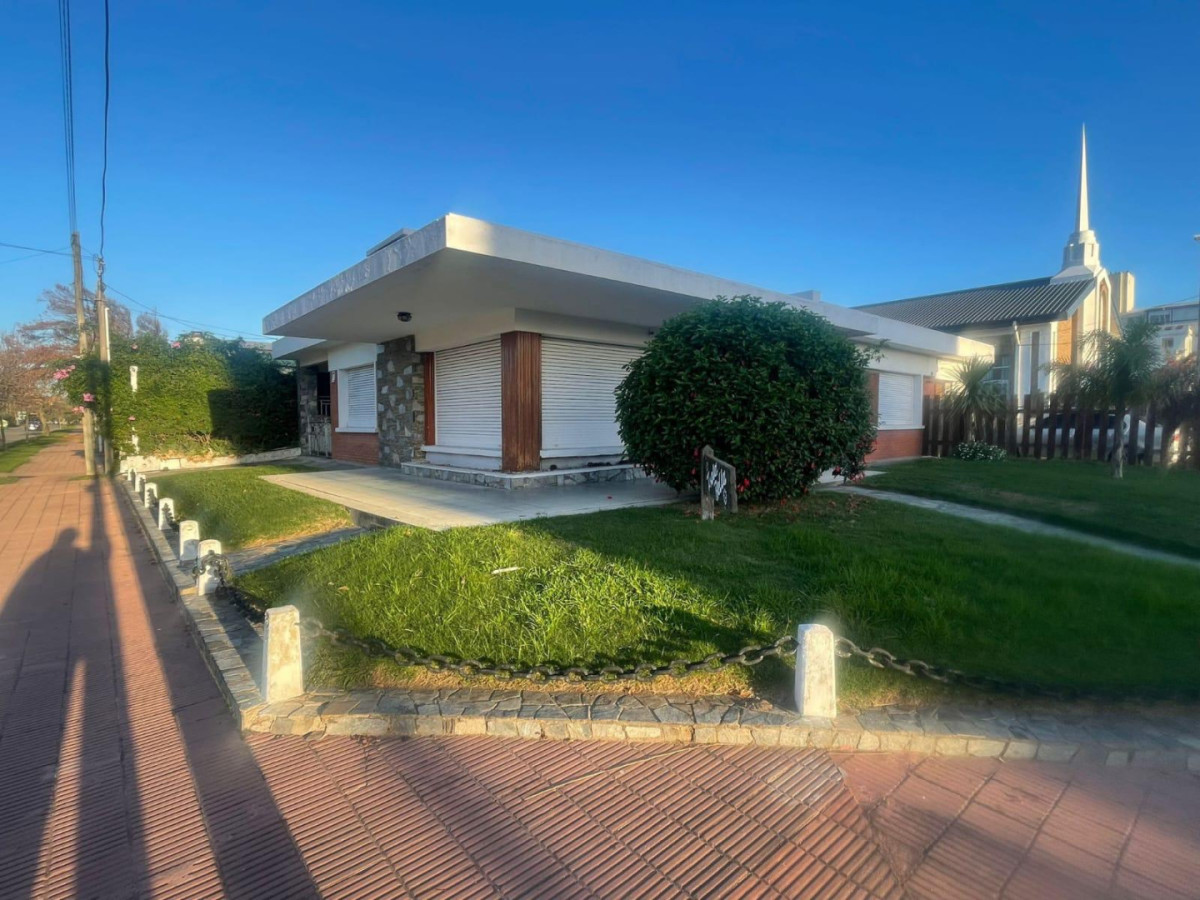 EN VENTA casa de 4 dormitorios y 3 baños