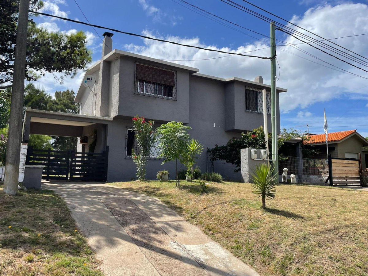 Casa en venta Piriápolis 4 dormitorios  2 baños.