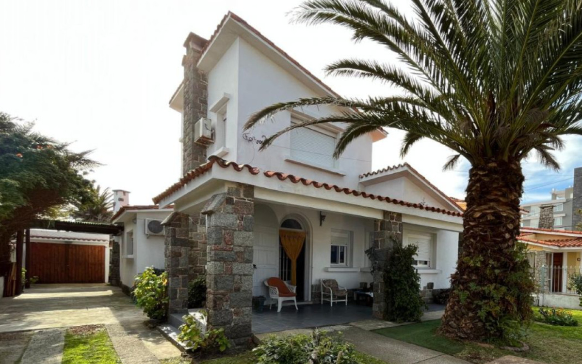 Casa en venta Piriápolis 4 dormitorios y 3 baños.