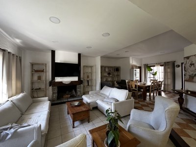 Alquiler Anual de Casa de 1.200 m² con Piscina climatizada, 4 dormitorios, en Barrio Cantegril