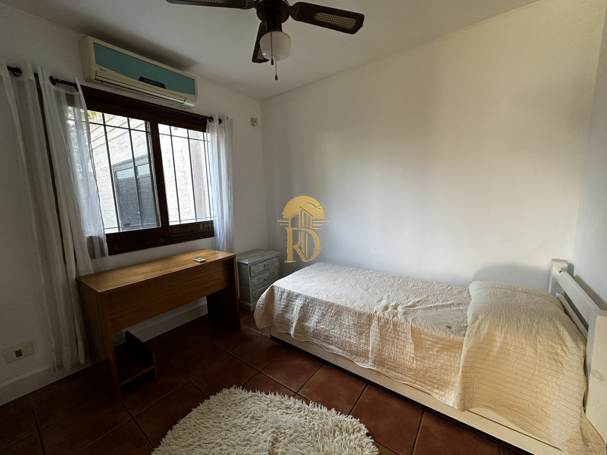 Alquiler Anual  Casa en Barrio Cantegril -id-100-8
