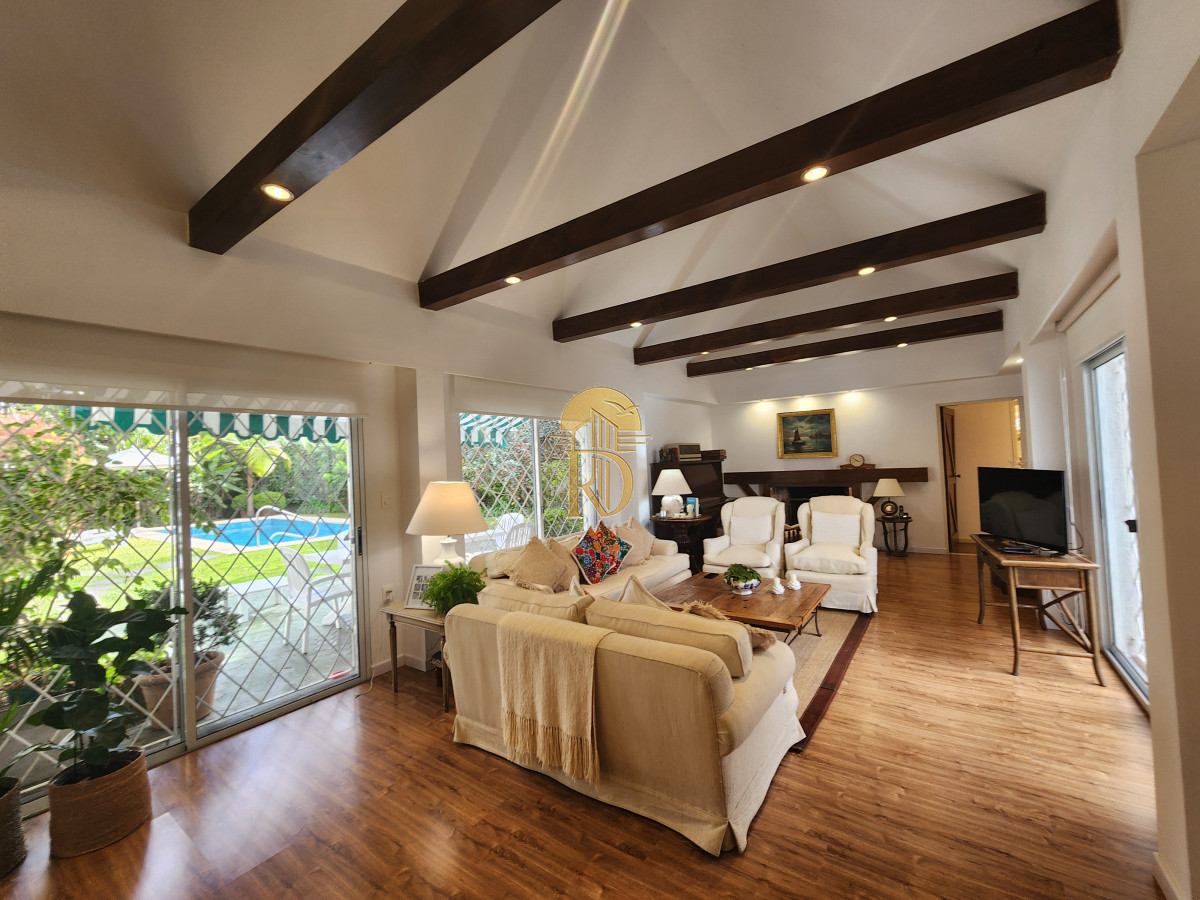 casa en barrio cantegril, un lugar para vivir y soñar -id-268-4