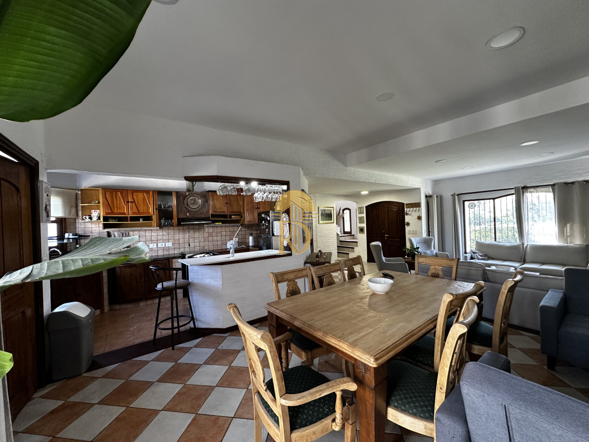 Alquiler Anual  Casa en Barrio Cantegril -id-100-5
