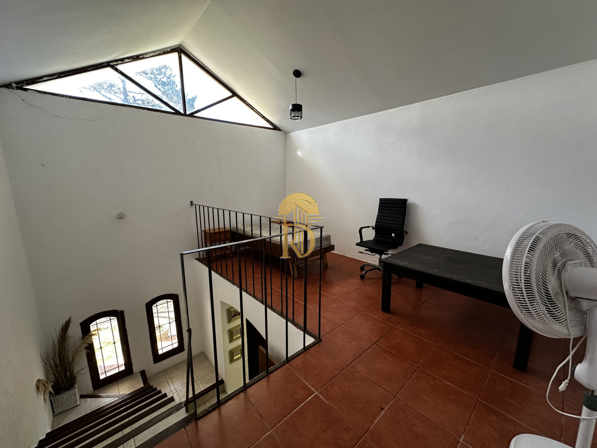 Alquiler Anual  Casa en Barrio Cantegril -id-100-17