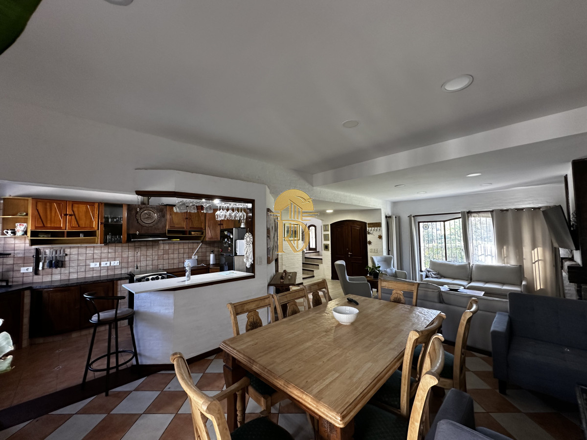 Alquiler Anual  Casa en Barrio Cantegril -id-100-3