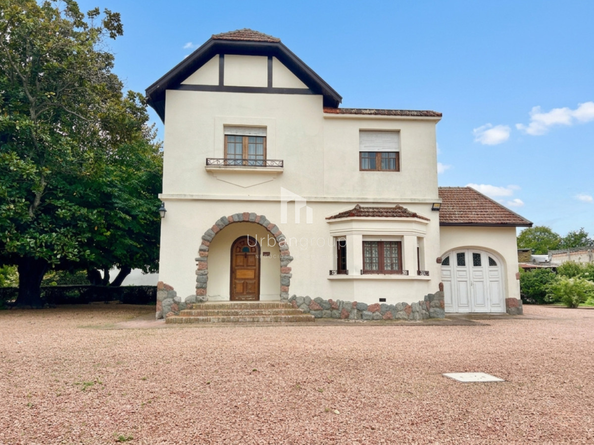 Casa en venta 5 Dormitorios en Carrasco. Av. Bolivia