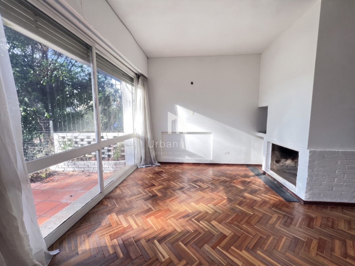 Casa en Alquiler Carrasco Sur a Pasos de la Rambla, 3 Dormitorios, 2 Baños, Patio con Parrillero