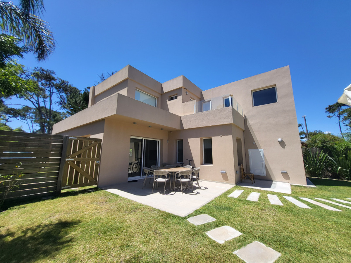 Imagen de Moderna casa en San Rafael | 3 dormitorios + escritorio | A pasos de Playa Brava