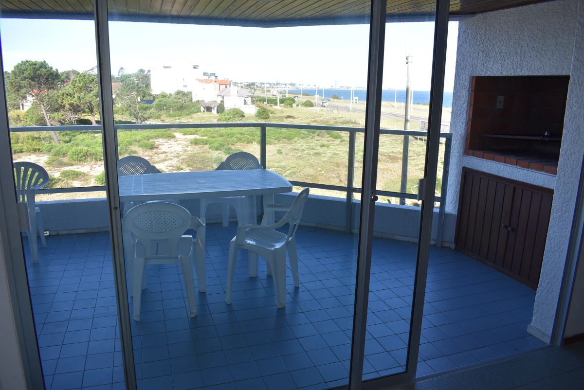 Venta de Apartamento esquinero con vista al Mar y Parrillero propio!!