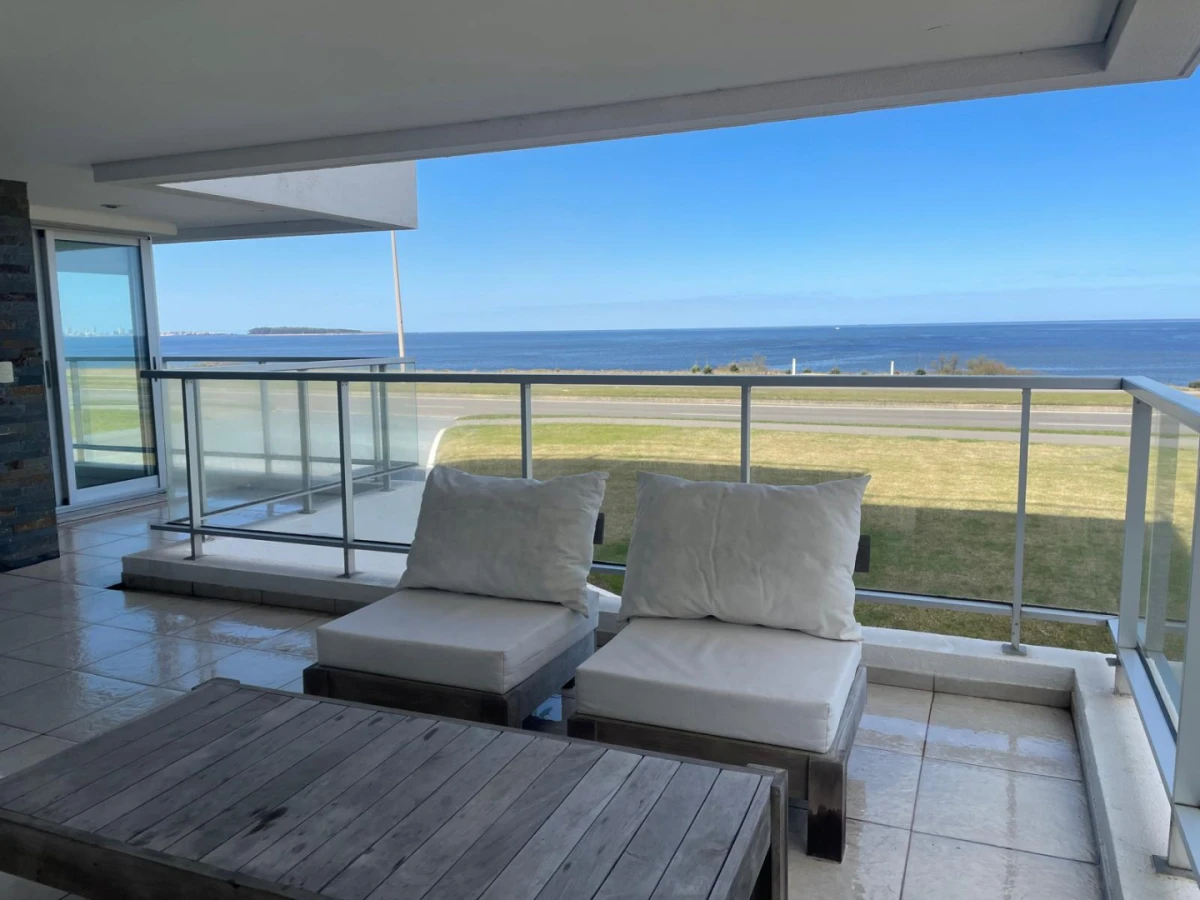 Exclusivo apartamento dúplex frente al mar con espectaculares vistas a Playa Mansa de Punta del Este