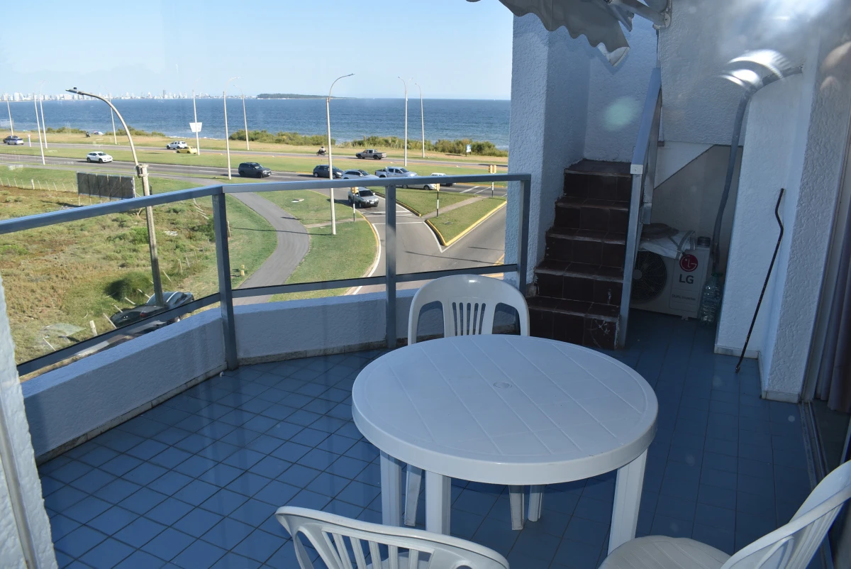 Venta de apartamento en edificio frente al mar en Punta del Este !!
