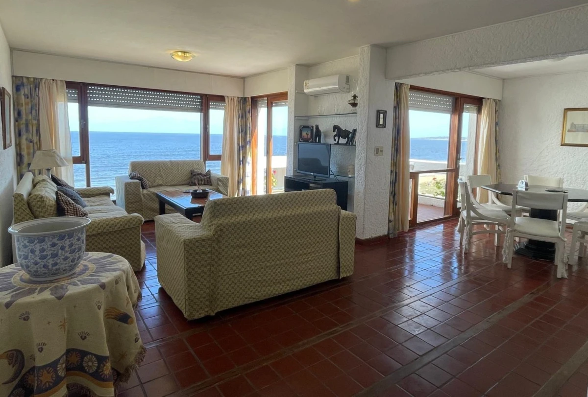 Venta de apartamento en primera línea con excepcionales vistas al mar en Punta del Este