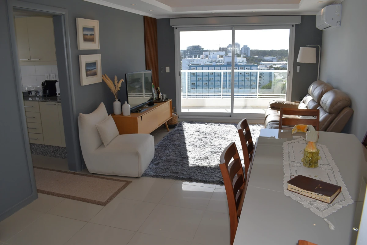 Apartamento en Piso Alto con Terraza Envolvente y Vistas Despejadas – Punta del Este