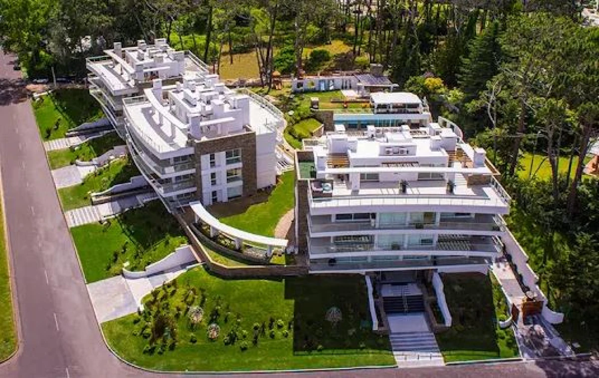 Venta de excelente apartamento en Punta Del Este .-